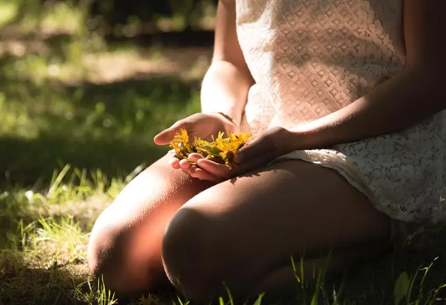 You are currently viewing Āyurveda & cycle féminin : solutions naturelles pour le SOPK, le SPM et les règles irrégulières