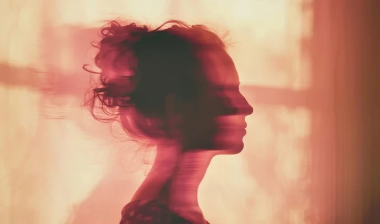 Stress, fatigue nerveuse, sommeil perturbé : découvrez pourquoi l’été peut accentuer la charge mentale et comment l’Ayurveda aide à retrouver calme et équilibre.