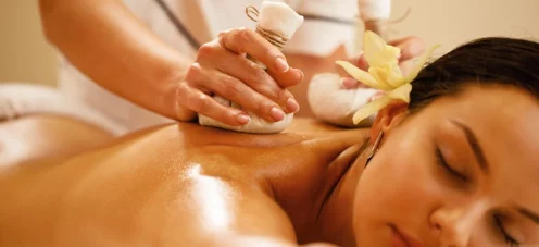 Le massage Abhyanga : pourquoi ce soin āyurvédique redonne de l’énergie quand on se sent épuisé ?