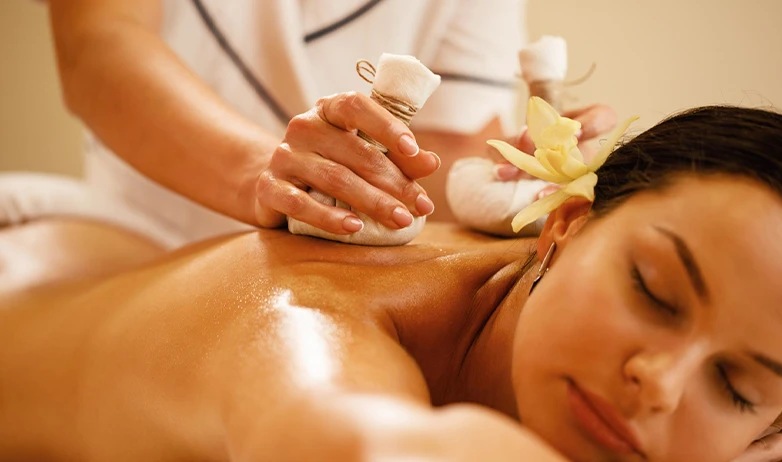 You are currently viewing Le massage Abhyanga : pourquoi ce soin āyurvédique redonne de l’énergie quand on se sent épuisé ?